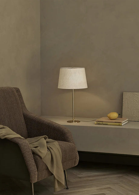 9205 Bordslampa från GUBI - Bambu - messing - Jacobsen Plus
