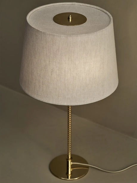 9205 Bordslampa från GUBI - Bambu - messing - Jacobsen Plus