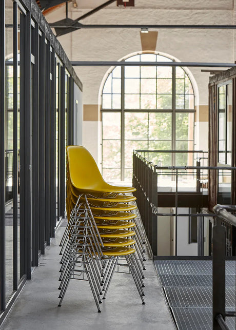 Eames Plastic Side Chair DSS, stapelbar från Vitra - Mustard - Jacobsen Plus
