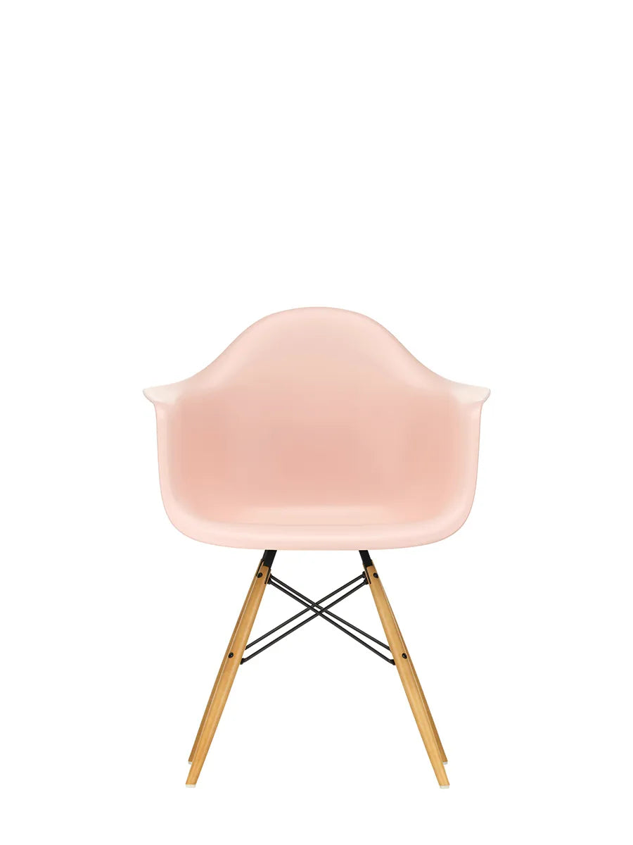 Eames Plastic Armchair DAW, lönnträ från Vitra