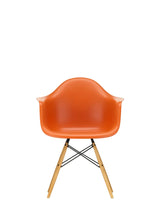 Eames Plastic Armchair DAW, lönnträ från Vitra - Rusty Orange - Jacobsen Plus