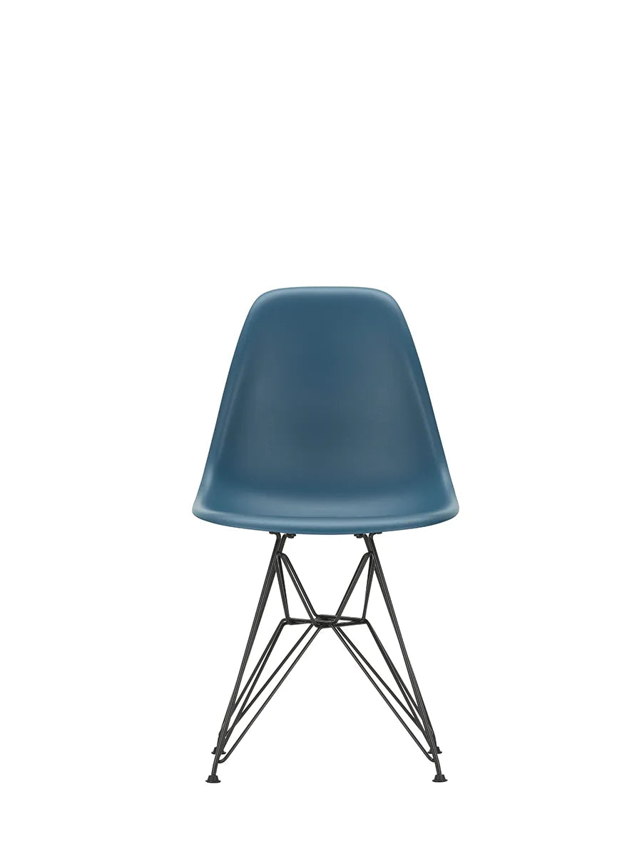 Eames Plastic Side Chair DSR, svart pulverlackerad från Vitra - Sea blue - Jacobsen Plus