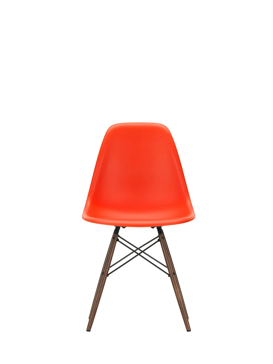 Eames Plastic Side Chair DSW, mörkbetsat lönnträ från Vitra