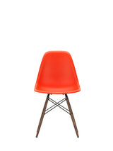 Eames Plastic Side Chair DSW, mörkbetsat lönnträ från Vitra - Vallmoröd - Jacobsen Plus