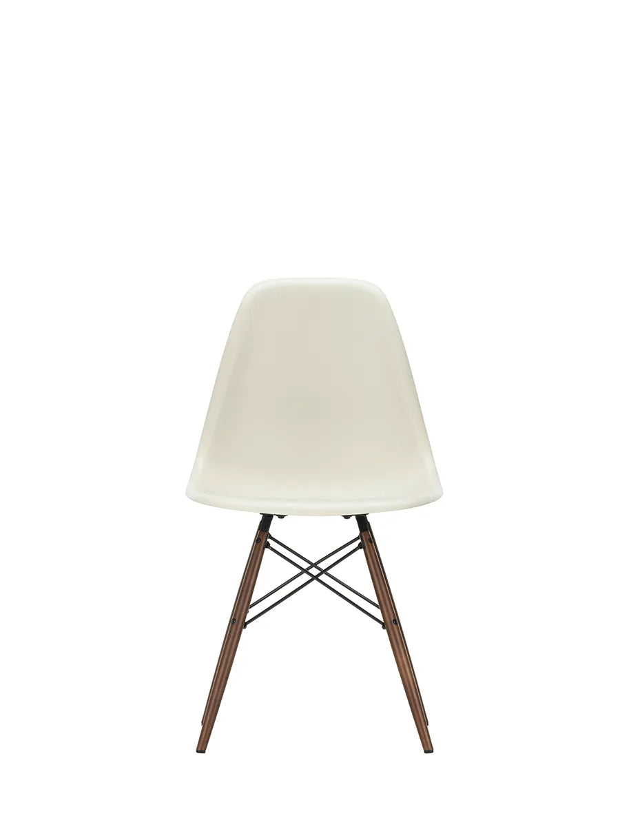 Eames Plastic Side Chair DSW, mörkbetsat lönnträ från Vitra - Pebble - Jacobsen Plus