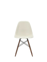 Eames Plastic Side Chair DSW, mörkbetsat lönnträ från Vitra - Pebble - Jacobsen Plus