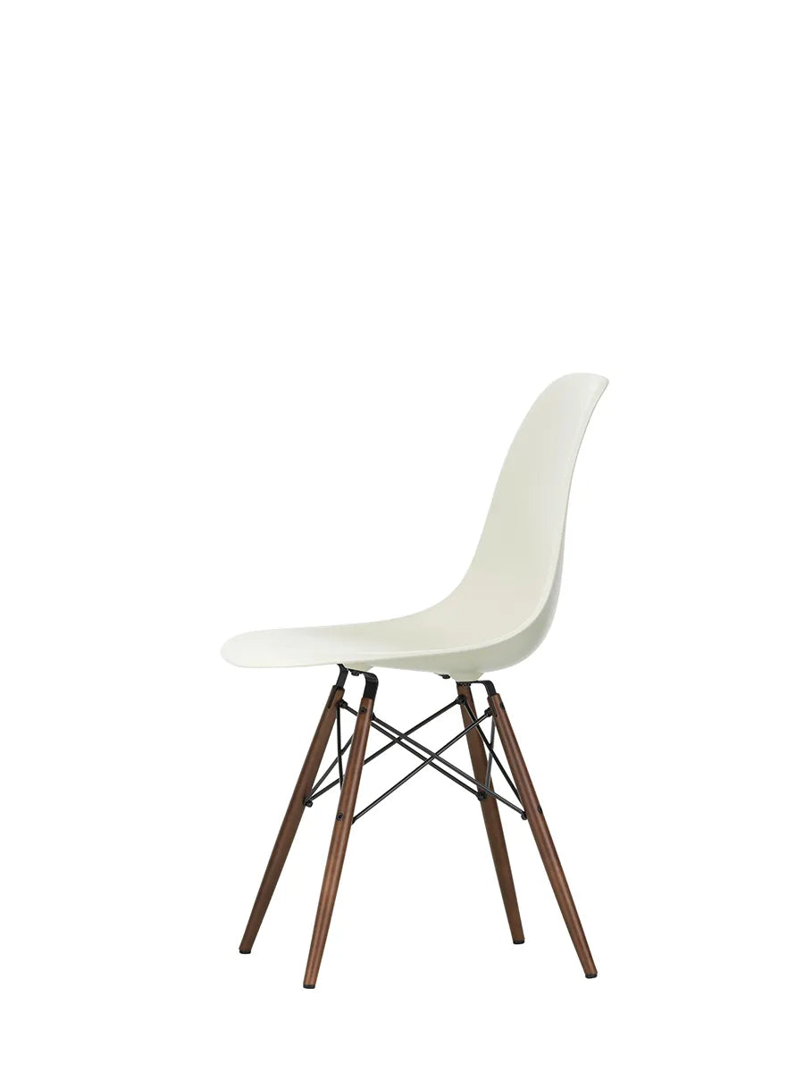 Eames Plastic Side Chair DSW, mörkbetsat lönnträ från Vitra