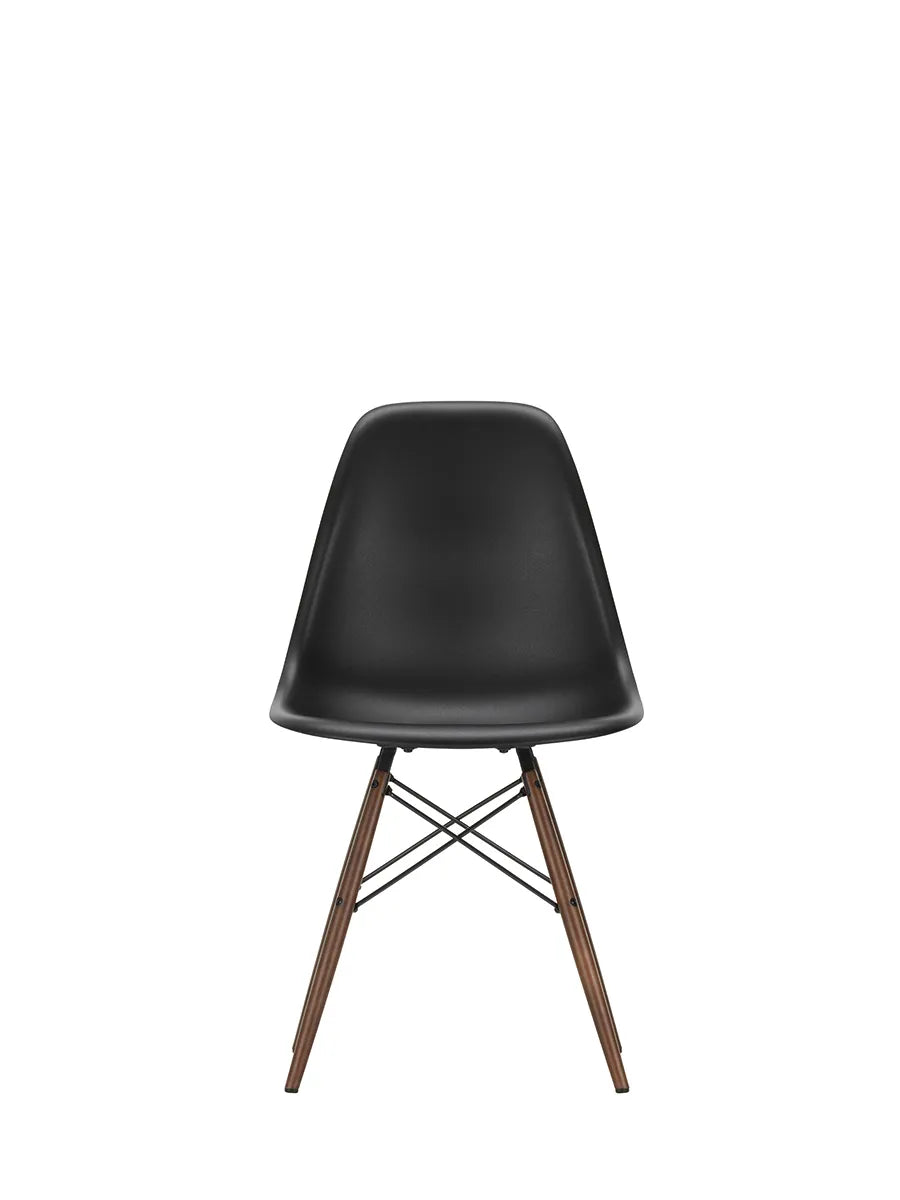 Eames Plastic Side Chair DSW, mörkbetsat lönnträ från Vitra - Deep black - Jacobsen Plus