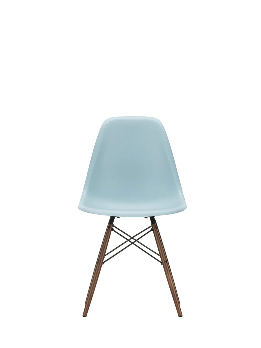 Eames Plastic Side Chair DSW, mörkbetsat lönnträ från Vitra - Ice grey - Jacobsen Plus