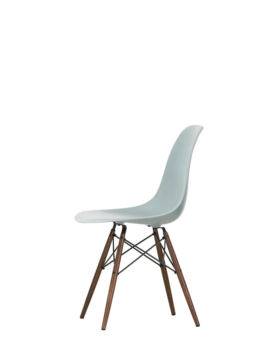 Eames Plastic Side Chair DSW, mörkbetsat lönnträ från Vitra - 15 - Jacobsen Plus