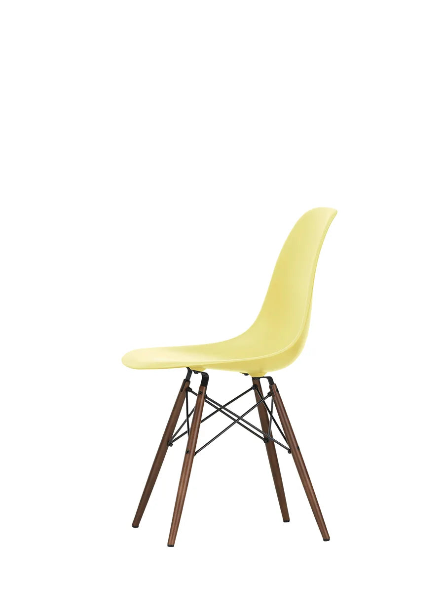 Eames Plastic Side Chair DSW, mörkbetsat lönnträ från Vitra