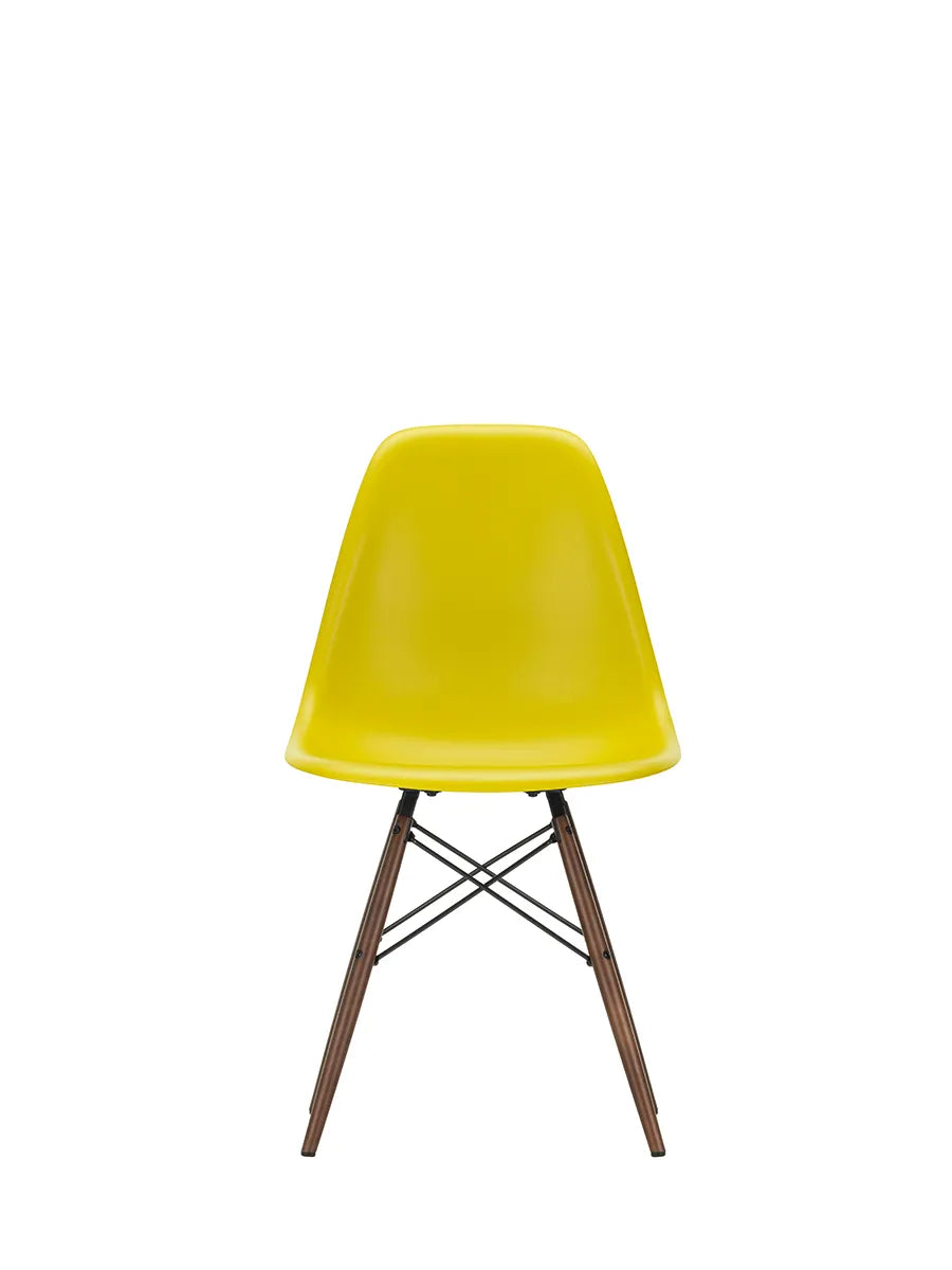 Eames Plastic Side Chair DSW, mörkbetsat lönnträ från Vitra