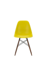 Eames Plastic Side Chair DSW, mörkbetsat lönnträ från Vitra - Mustard - Jacobsen Plus