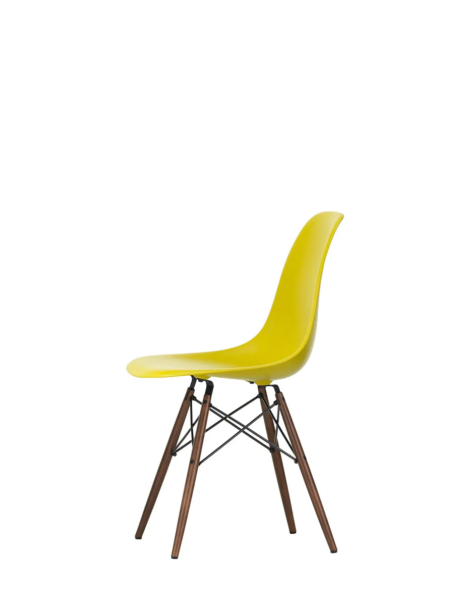 Eames Plastic Side Chair DSW, mörkbetsat lönnträ från Vitra