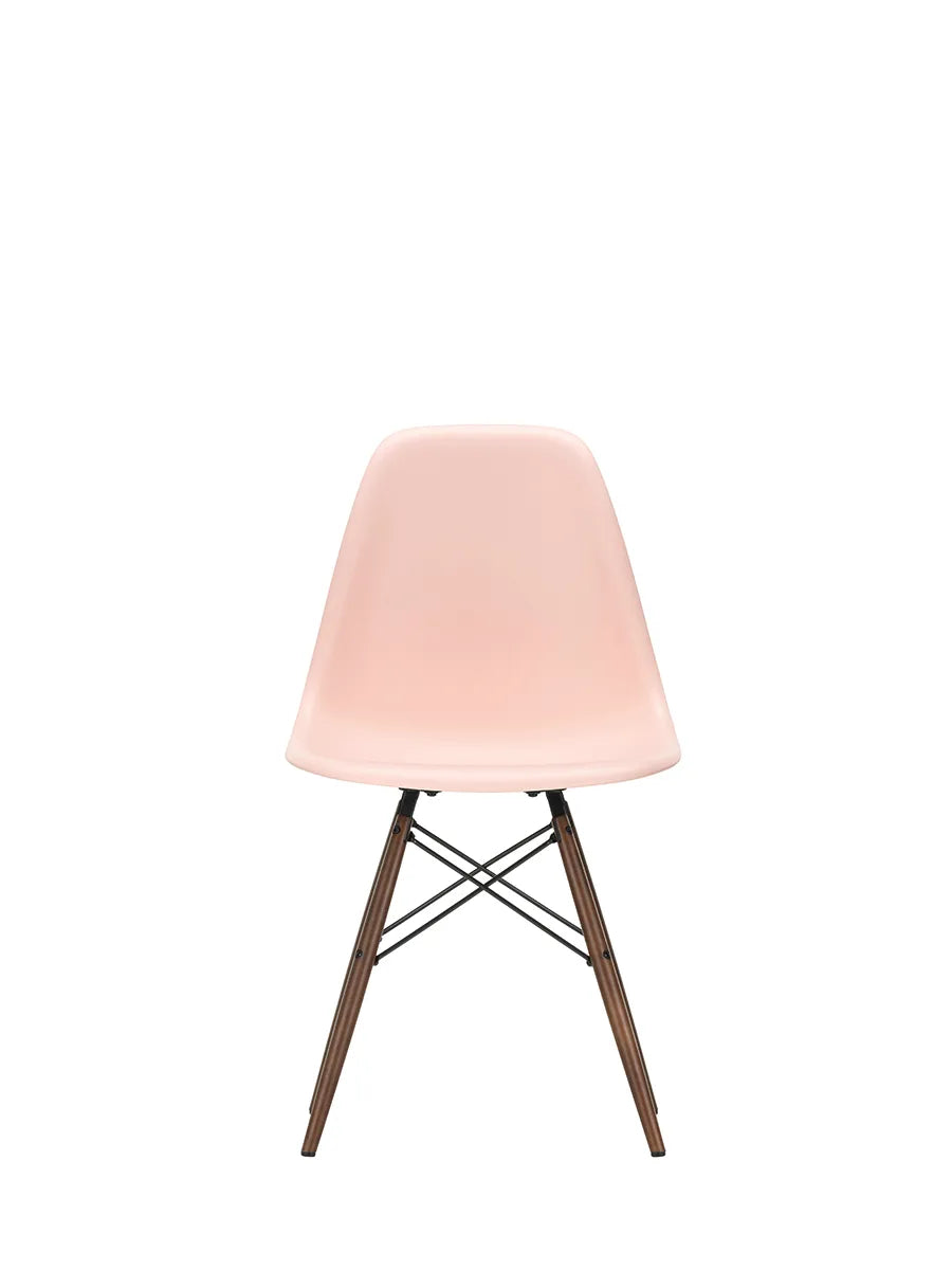 Eames Plastic Side Chair DSW, mörkbetsat lönnträ från Vitra - Pale Rose - Jacobsen Plus