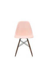 Eames Plastic Side Chair DSW, mörkbetsat lönnträ från Vitra - Pale Rose - Jacobsen Plus