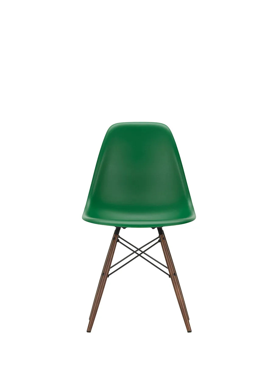 Eames Plastic Side Chair DSW, mörkbetsat lönnträ från Vitra - Emerald - Jacobsen Plus