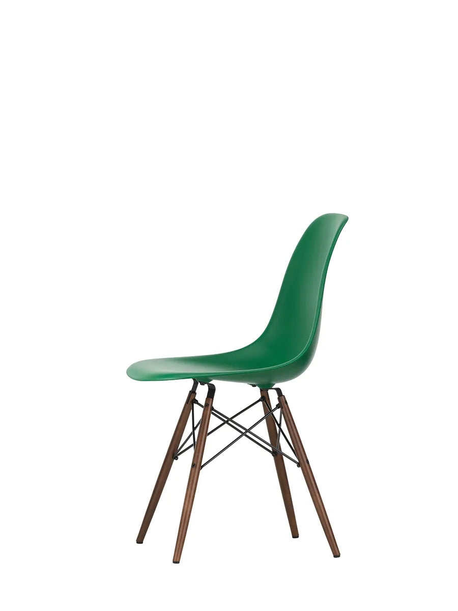 Eames Plastic Side Chair DSW, mörkbetsat lönnträ från Vitra