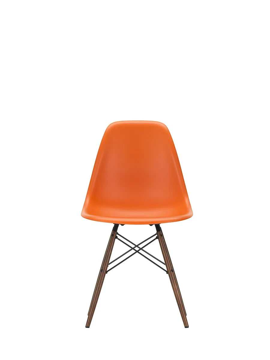 Eames Plastic Side Chair DSW, mörkbetsat lönnträ från Vitra - Rusty Orange - Jacobsen Plus