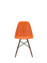 Eames Plastic Side Chair DSW, mörkbetsat lönnträ från Vitra - Rusty Orange - Jacobsen Plus
