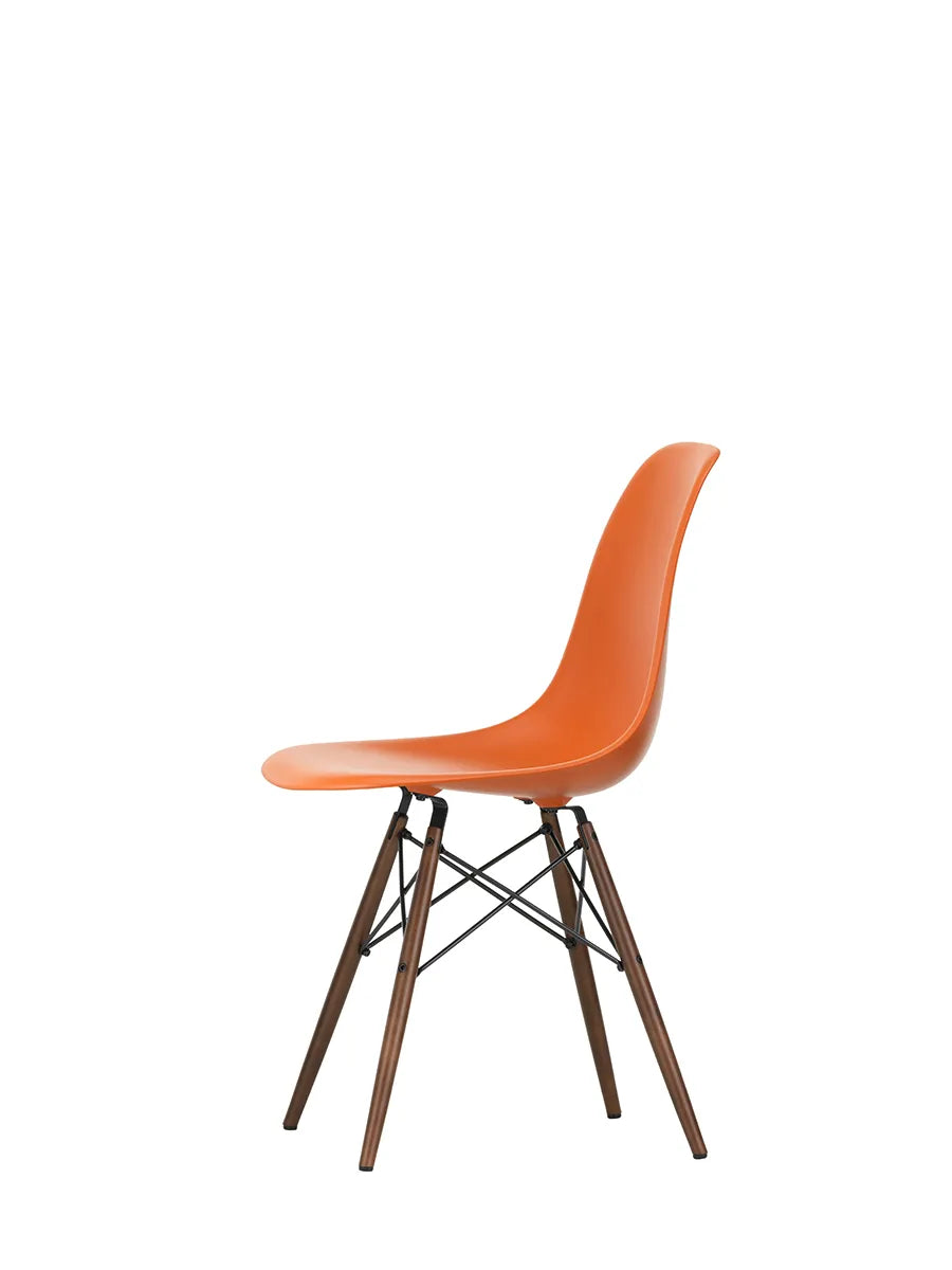 Eames Plastic Side Chair DSW, mörkbetsat lönnträ från Vitra