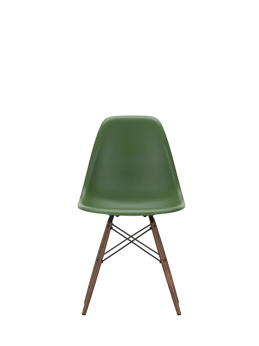 Eames Plastic Side Chair DSW, mörkbetsat lönnträ från Vitra - Forest - Jacobsen Plus