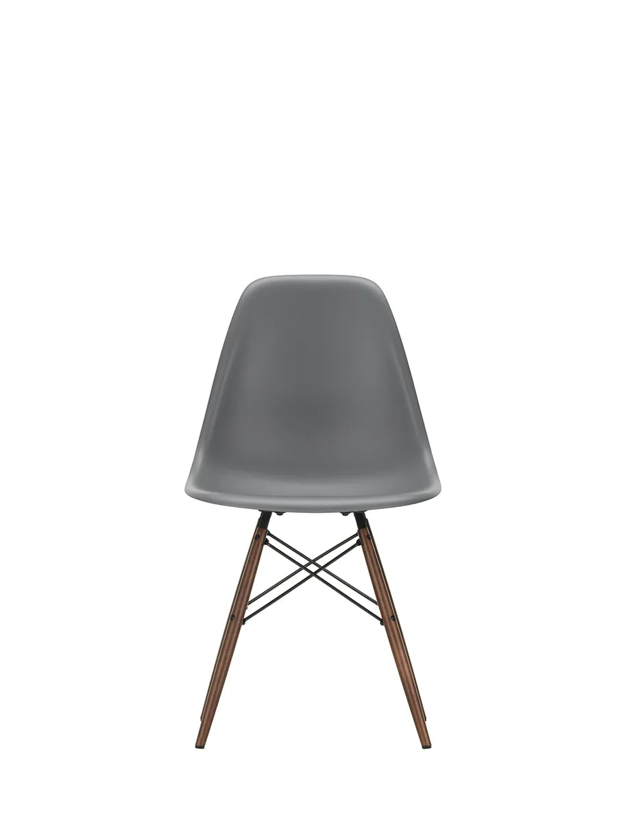 Eames Plastic Side Chair DSW, mörkbetsat lönnträ från Vitra