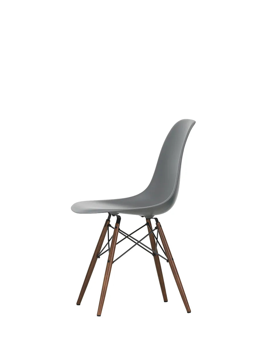 Eames Plastic Side Chair DSW, mörkbetsat lönnträ från Vitra