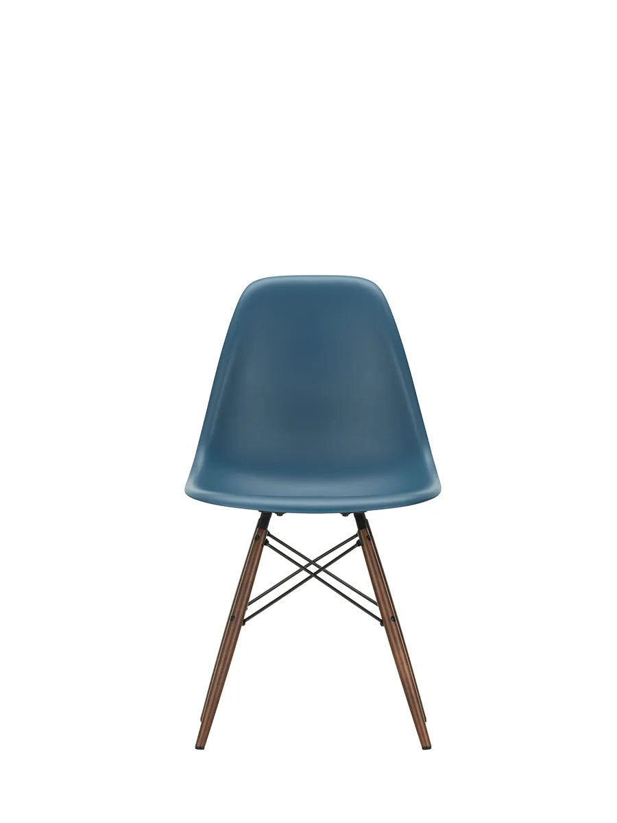 Eames Plastic Side Chair DSW, mörkbetsat lönnträ från Vitra - Sea blue - Jacobsen Plus
