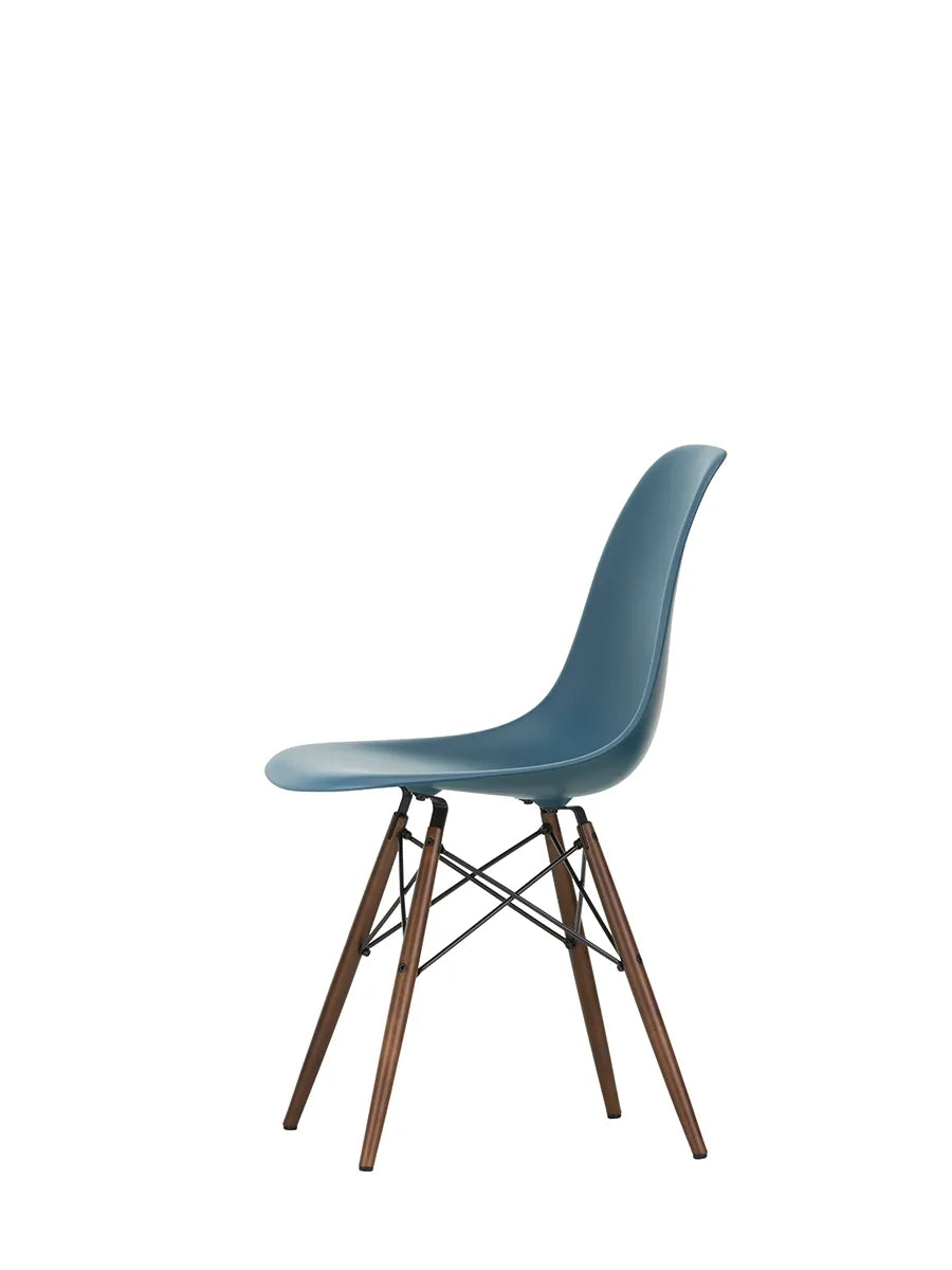 Eames Plastic Side Chair DSW, mörkbetsat lönnträ från Vitra