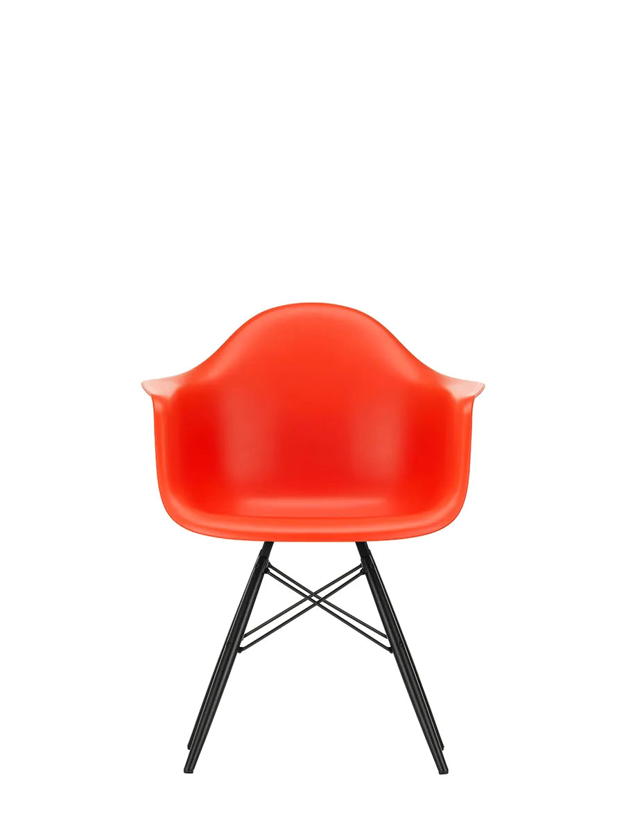 Eames Plastic Armchair DAW, svartlackerat lönnträ från Vitra - Vallmoröd - Jacobsen Plus