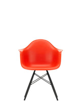 Eames Plastic Armchair DAW, svartlackerat lönnträ från Vitra - Vallmoröd - Jacobsen Plus