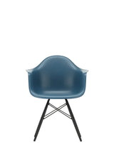 Eames Plastic Armchair DAW, svartlackerat lönnträ från Vitra - Sea blue - Jacobsen Plus