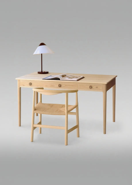 PP305 Skrivbord av Hans J. Wegner - Ek / Såpbehandlad - Jacobsen Plus