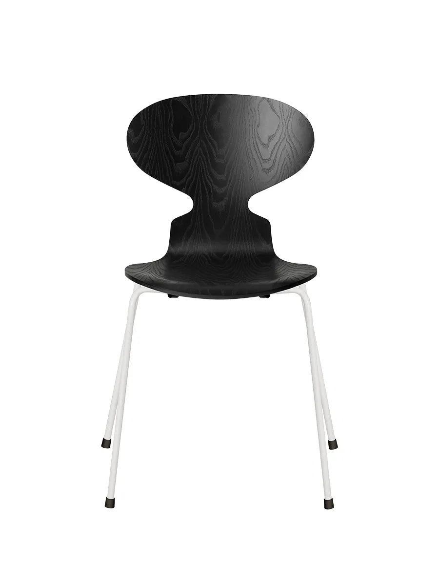 3101 Myren Stol i färgad ask av Arne Jacobsen