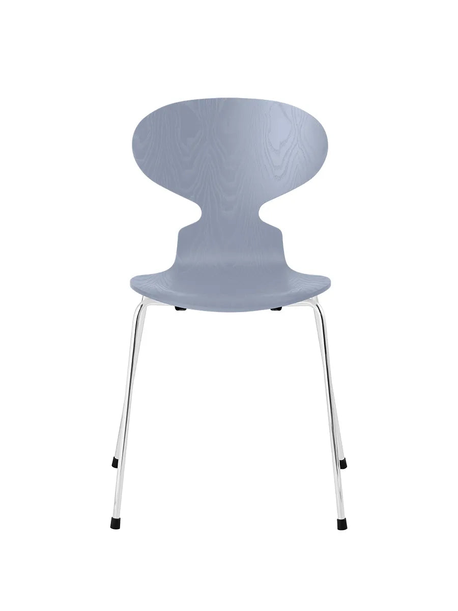3101 Myren Stol i färgad ask av Arne Jacobsen