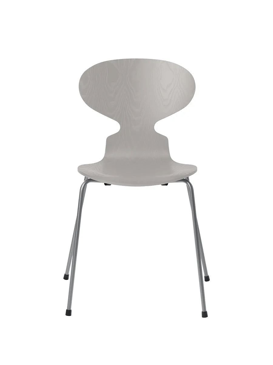 3101 Myren Stol i färgad ask av Arne Jacobsen