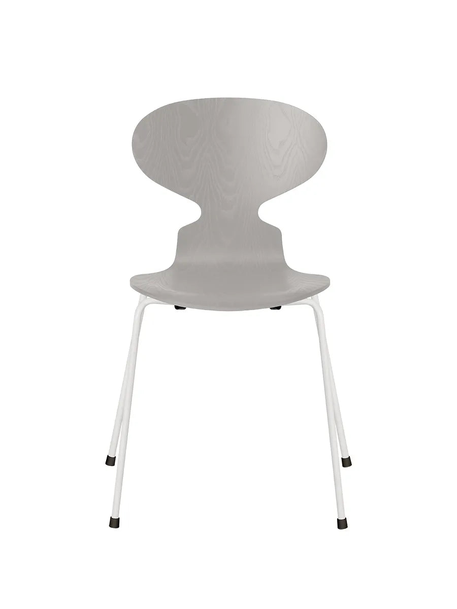 3101 Myren Stol i färgad ask av Arne Jacobsen - Nine Grey / Vit - Jacobsen Plus