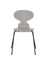 3101 Myren Stol lackad av Arne Jacobsen - Nine Grey / Svart - Jacobsen Plus