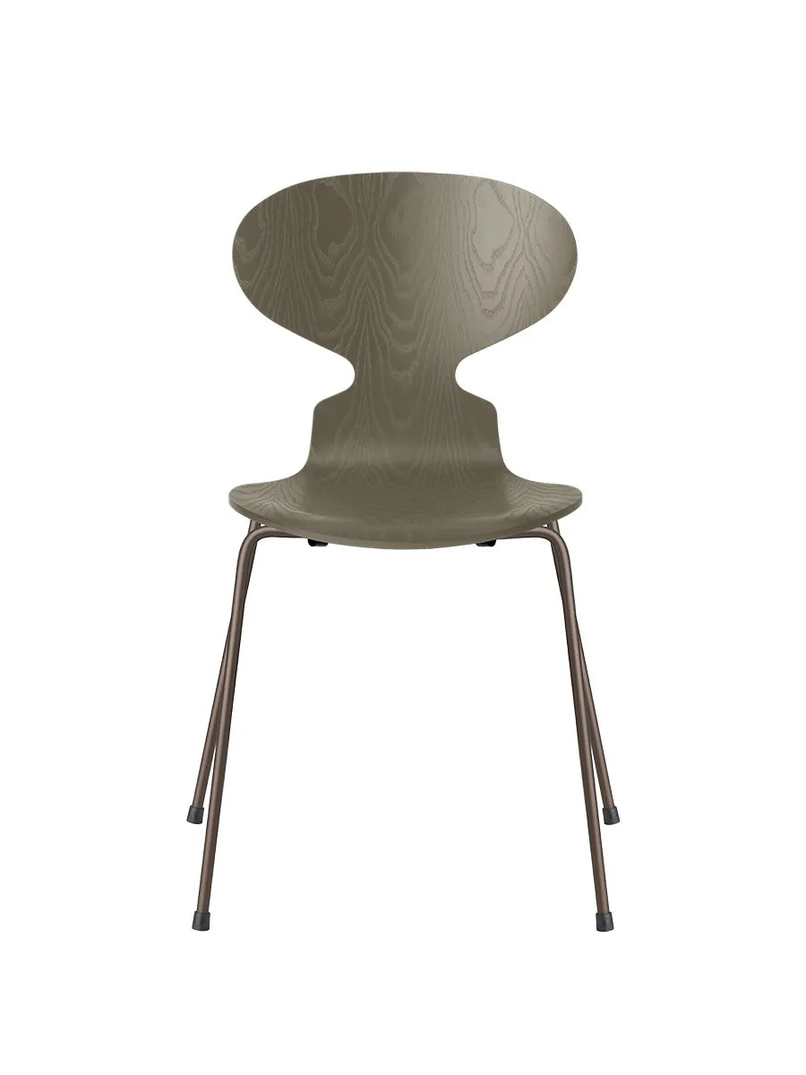 3101 Myren Stol i färgad ask av Arne Jacobsen