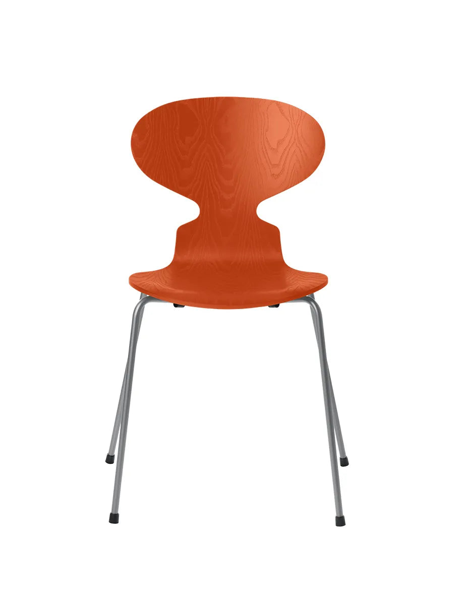 3101 Myren Stol i färgad ask av Arne Jacobsen