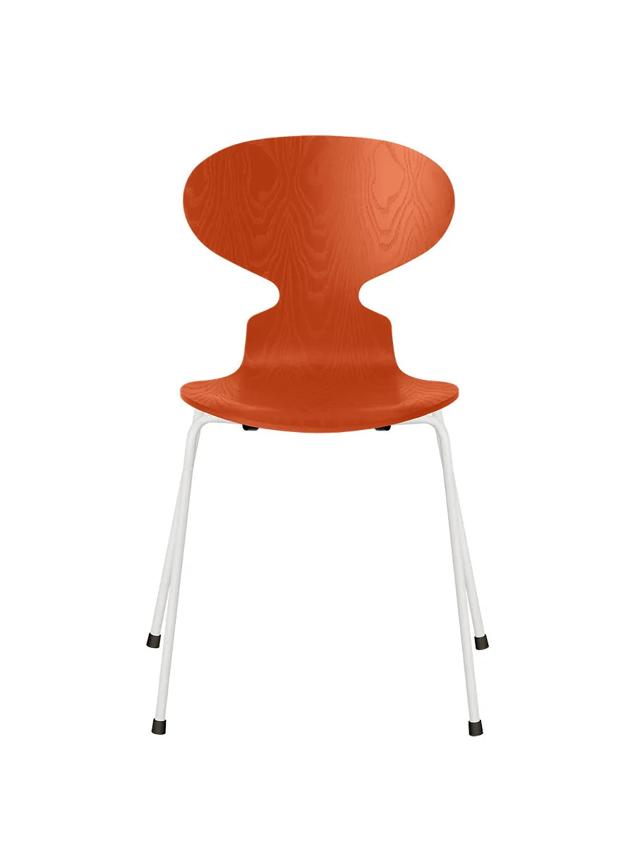 3101 Myren Stol i färgad ask av Arne Jacobsen