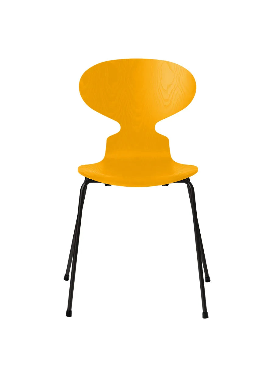 3101 Myren Stol i färgad ask av Arne Jacobsen