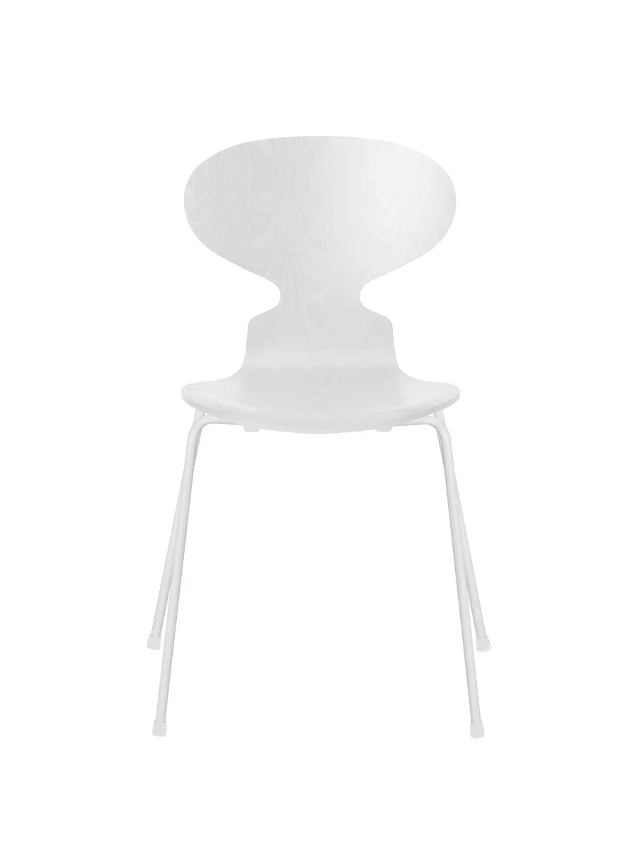 3101 Myren Stol i färgad ask av Arne Jacobsen