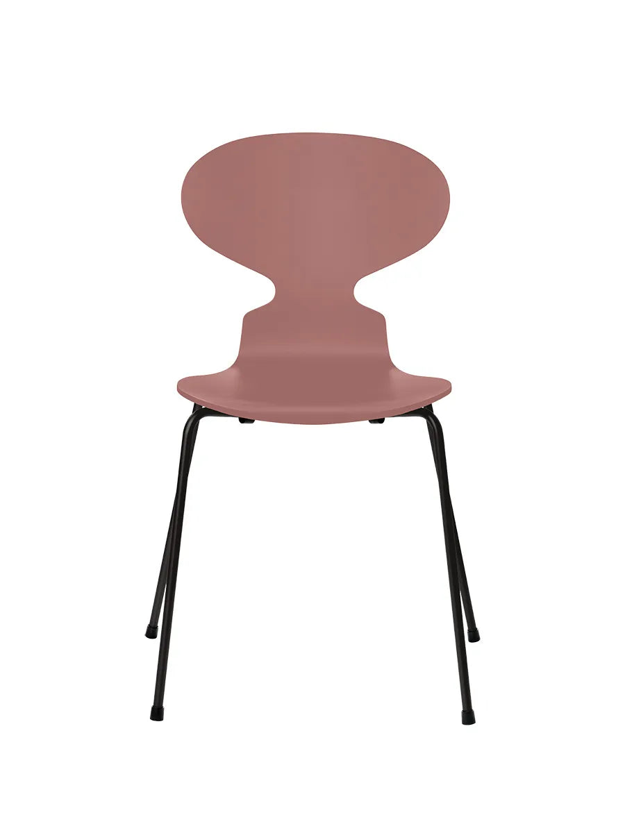 3101 Myren Stol lackad av Arne Jacobsen - Wild Rose / Svart - Jacobsen Plus
