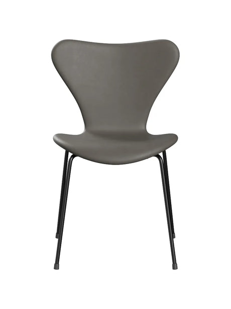 3107 Stol, helklädd Essential läder lava/svart underrede av Arne Jacobsen - 1 - Jacobsen Plus