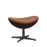 3127 Fotpall till Ägget, stativ i brun brons av Arne Jacobsen - Haze læder - Walnut - Jacobsen Plus