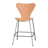 Fritz Hansen - 3187 låg barstol, naturfanér och frontklädd i Natur-läder - Bok - Krom stel - Jacobsen Plus