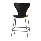 Fritz Hansen - 3187 låg barstol, naturfanér och frampolstrad i Grace läder - Kirsebær - Svart læder - Silver Grey stel - Jacobsen Plus