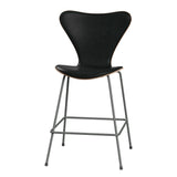 Fritz Hansen - 3187 låg barstol, naturfanér och frampolstrad i Grace läder - Mørkbejdset eg - Svart læder - Silver Grey stel - Jacobsen Plus